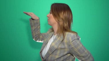 Dans ve kameraya yeşil arka plan üzerinde seyir mutlu kaygısız kadın