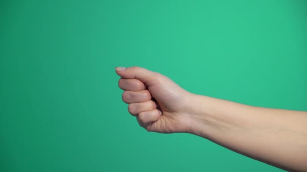 Closeup de isolado na mão fêmea adulta verde contando de 0 a 5. Mulher mostra punho punho, então um, dois, três, quatro, cinco dedos. unhas manicure pintado com belo polonês. Conceito de matemática . — Vídeo de Stock