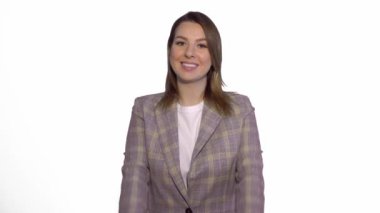 Beyaz arka plan üzerinde başparmak gösterilmesini neşeli beyaz kadın