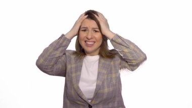 Genç şok sürpriz kadın ayakta beyaz arka plan üzerinde izole kamera bakıyor