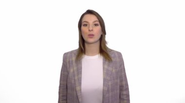 Gülümseyen kadın beyaz arka plan üzerinde kamera hava öpücük gönderir