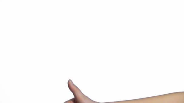 Jeune femme caucasienne gaie montrant pouces vers le haut sur fond blanc 