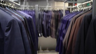 Erkek takım elbise ceket askı üzerinde satır