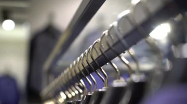 Erkek takım elbise ceket askı üzerinde satır