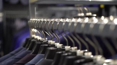 Erkek takım elbise ceket askı üzerinde satır
