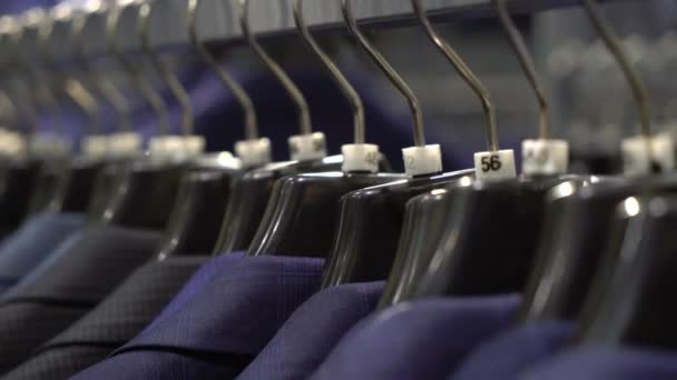 Fila de homens terno jaquetas em cabides — Vídeo de Stock