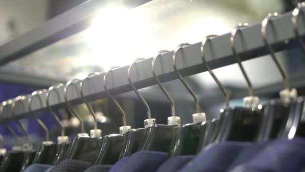 Row of men suit jackets on hangers — Stock Video