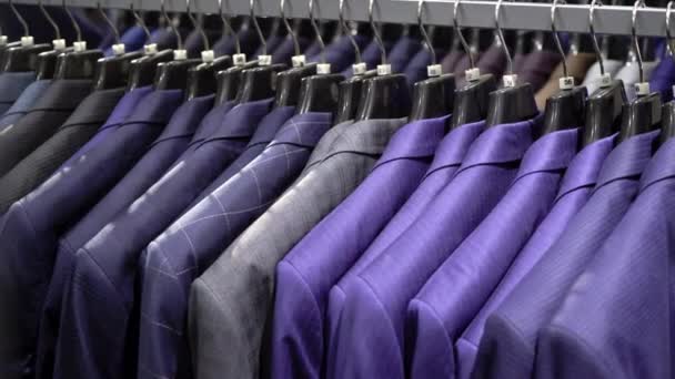 Rij van mannen pak jassen op hangers — Stockvideo