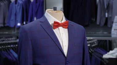 Lüks erkek moda elbise mankenin üzerinde görüntüleme