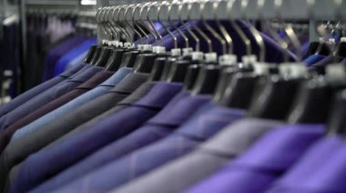 Erkek takım elbise ceket askı üzerinde satır