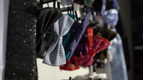 Männer falten Krawatten in einem Geschäft — Stockvideo