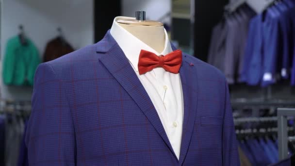 Traje de moda de lujo para hombres que se muestra en el maniquí — Vídeo de stock