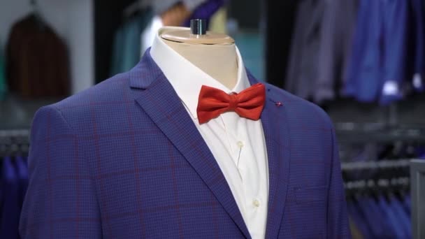 Traje de moda de lujo para hombres que se muestra en el maniquí — Vídeo de stock