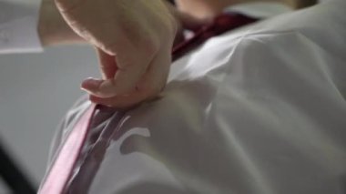 Alışveriş ve moda konsepti-genç adam seçimi ve alışveriş merkezi veya giyim mağazasında ceket çalışıyor