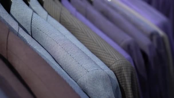 Rij van mannen pak jassen op hangers — Stockvideo