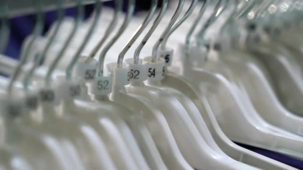 Bir butik mağazada giysiler asmak — Stok video