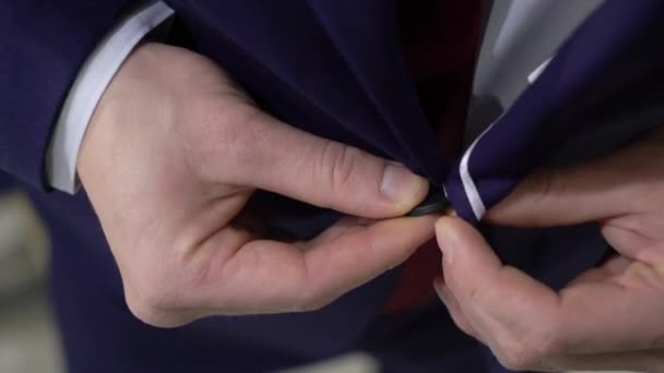 Concept de shopping et de mode - Jeune homme choisissant et essayant veste dans le centre commercial ou magasin de vêtements 