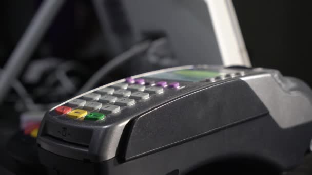 Man using payment terminal with smartphone in shop. — Stock Video