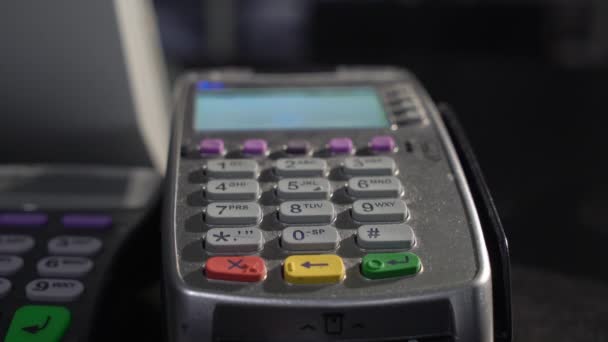 Seorang pria menggunakan terminal pembayaran dengan smartphone di toko . — Stok Video