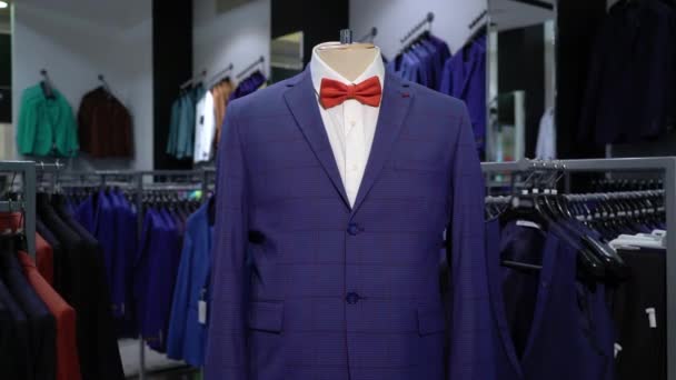 Traje de moda de lujo para hombres que se muestra en el maniquí — Vídeo de stock