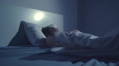 Genç kadın uyanma ile Nightmare