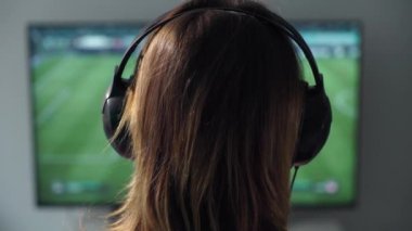 Genç kadın gamepad kullanarak video oyunu oynar. Closeup.