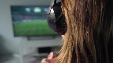 Genç kadın gamepad kullanarak video oyunu oynar. Closeup.