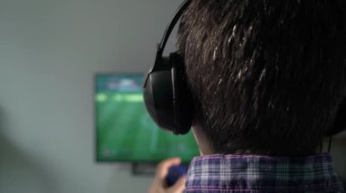 Oyun konsolunda oyun çubuğunda oynayan adam