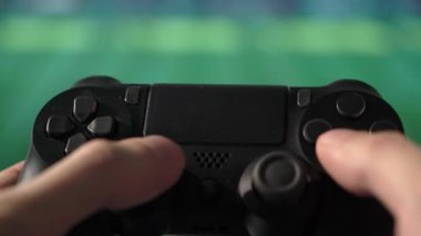 Oyun konsolunda oyun çubuğunda oynayan adam