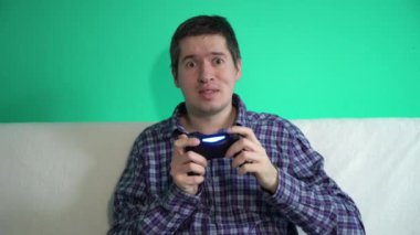 Oyun konsolunda oyun çubuğunda oynayan adam