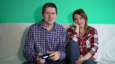 Onun kız kendi oturma odasında ona deli alıyorsanız iken video oyunları oynayan adam