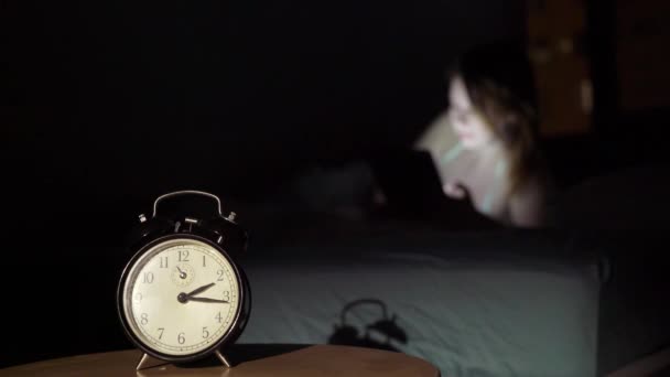 Ночью молодая женщина просыпается с помощью смартфона в спальне. Концепция мобильного телефона наркомана . — стоковое видео