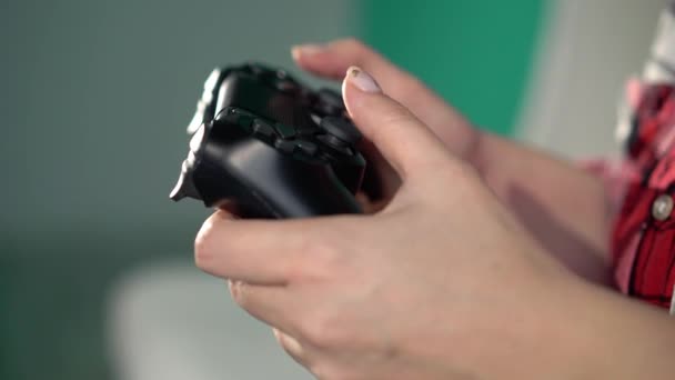 Mladá žena hraje videohru pomocí Gamepad. Detailní. — Stock video