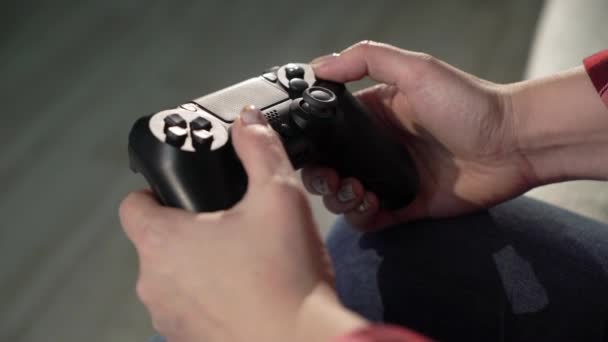 Jeune femme joue à un jeu vidéo à l'aide d'une manette. Gros plan .