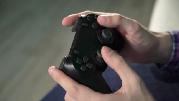 Ember játszik a joystick egy játék konzol — Stock videók