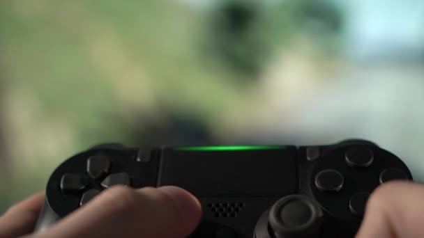 Man bermain di joystick dalam konsol permainan — Stok Video