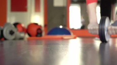 Spor salonunda genç sağlıklı sportif aktif adam.