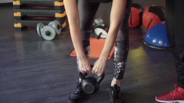 Genç sağlıklı sportif aktif şekil kız ile bir yakışıklı yararlı kişisel eğitmen yanında onu içinde the spor salonu.