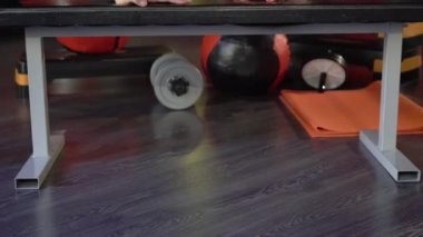 Genç sağlıklı sportif aktif şekil kız ile bir yakışıklı yararlı kişisel eğitmen yanında onu içinde the spor salonu.