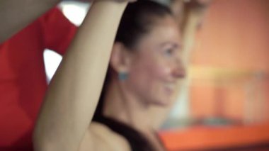 Genç sağlıklı sportif aktif şekil kız ile bir yakışıklı yararlı kişisel eğitmen yanında onu içinde the spor salonu.