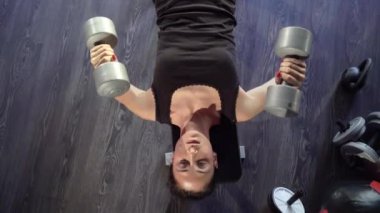 Spor salonunda genç sağlıklı sportif aktif şekil kız.