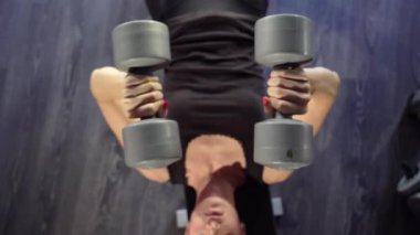 Spor salonunda genç sağlıklı sportif aktif şekil kız.