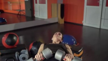 Spor salonunda genç sağlıklı sportif aktif şekil kız.