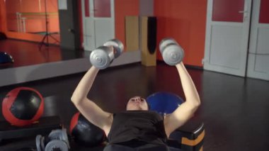Spor salonunda genç sağlıklı sportif aktif şekil kız.