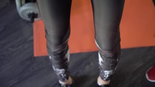 Jeune fille en forme active sportive en bonne santé dans la salle de gym . — Video