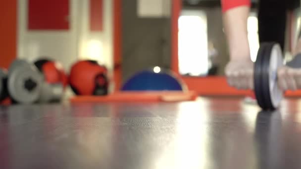 Spor salonunda genç sağlıklı sportif aktif adam. — Stok video