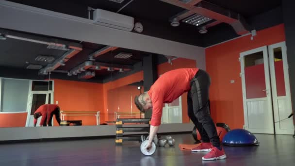 Junger gesunder sportlich aktiver Mann im Fitnessstudio. — Stockvideo