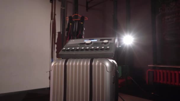 เครื่องกระตุ้นไฟฟ้า EMS อุปกรณ์กีฬา — วีดีโอสต็อก