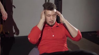 Spor salonunda genç sağlıklı sportif aktif adam.