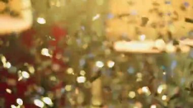 Parlak gümüş konfeti partide düşüyor